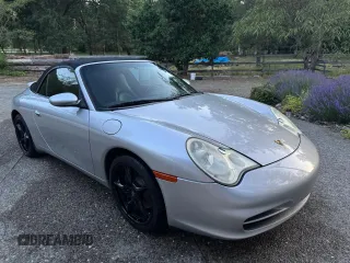 2004 Porsche 911 Carrera z VIN WP0CA299X4S651377, wystawiony jako Copart lot #60941235 z przebiegiem 139 410 mil mil oraz Szkoda całkowita • Salvage title. Historia ofert i sprzedaży dostępna na DreamBid. Obrazek 1.