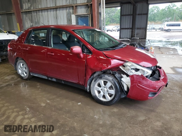 2008 Nissan Versa S z VIN 3N1BC11E18L391581, wystawiony jako Copart lot #56108515 z przebiegiem 172 996 mil mil oraz Szkoda całkowita • Salvage title. Historia ofert i sprzedaży dostępna na DreamBid. Obrazek 4.