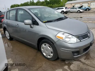 2009 Nissan Versa S z VIN 3N1BC13E59L355648, wystawiony jako Copart lot #57396955 z przebiegiem 67 768 mil mil oraz Szkoda całkowita • Salvage title. Historia ofert i sprzedaży dostępna na DreamBid. Obrazek 4.