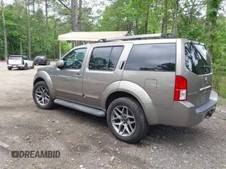 2005 Nissan Pathfinder SE z VIN 5N1AR18WX5C748572, wystawiony jako IAAI lot #42180475 z przebiegiem 291 301 mil mil oraz . Historia ofert i sprzedaży dostępna na DreamBid. Obrazek 3.