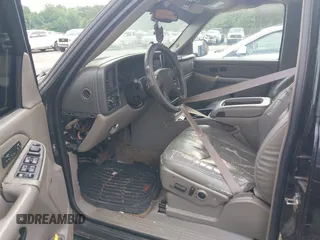 2005 Chevrolet Tahoe Z71 z VIN 1GNEC13T85R213569, wystawiony jako IAAI lot #42229453 z przebiegiem 371 339 mil mil oraz . Historia ofert i sprzedaży dostępna na DreamBid. Obrazek 5.