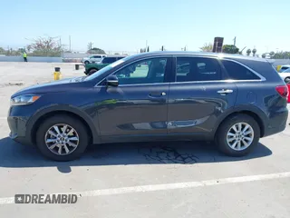 2019 Kia Sorento L z VIN 5XYPG4A38KG536055, wystawiony jako IAAI lot #42337435 z przebiegiem 48 184 mil mil oraz . Historia ofert i sprzedaży dostępna na DreamBid. Obrazek 6.