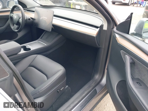 2025 Tesla Model Y Long Range with VIN 7SAYGDED5SF257258, listed as a IAAI auction lot 41877196 with 4,442 mi miles and . Bid and sale history available at DreamBid. Image 5.