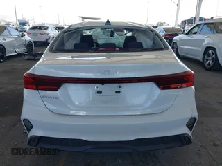 2022 Kia Forte LXS z VIN 3KPF24AD2NE425361, wystawiony jako IAAI lot #42004084 z przebiegiem 61 465 mil mil oraz . Historia ofert i sprzedaży dostępna na DreamBid. Obrazek 16.