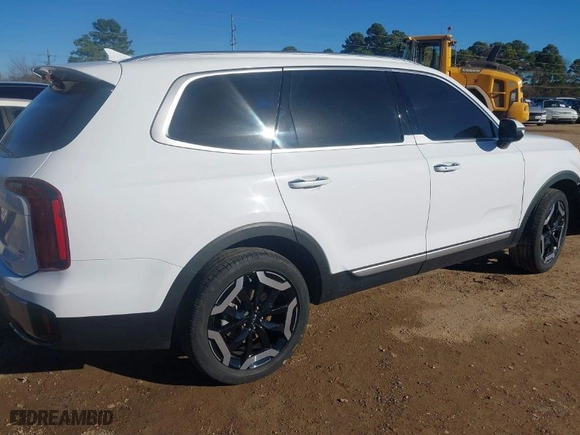 2023 Kia Telluride S with VIN 5XYP6DGC4PG384549, listed as a IAAI auction lot 41141392 with 43,916 mi miles. Bid and sale history available at carsss.com. Image 4.