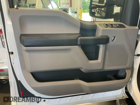 2019 Ford F-250 XL z VIN 1FT7X2B63KEC14817, wystawiony jako IAAI lot #42639323 z przebiegiem 173 427 mil mil oraz . Historia ofert i sprzedaży dostępna na DreamBid. Obrazek 32.