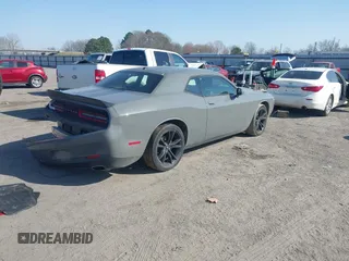 2017 Dodge Challenger SXT z VIN 2C3CDZAG6HH519129, wystawiony jako IAAI lot #41771993 z przebiegiem 56 676 mil mil oraz . Historia ofert i sprzedaży dostępna na DreamBid. Obrazek 4.