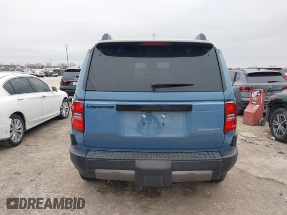 2024 Toyota Land Cruiser z VIN JTEABFAJ9RK015313, wystawiony jako IAAI lot #41573592 z przebiegiem 11 124 mil mil oraz . Historia ofert i sprzedaży dostępna na DreamBid. Obrazek 16.