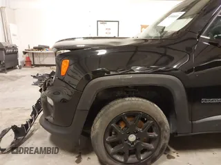 2021 Jeep Renegade 80th Anniversary z VIN ZACNJDBB7MPM53604, wystawiony jako IAAI lot #41909531 z przebiegiem 44 668 mil mil oraz . Historia ofert i sprzedaży dostępna na DreamBid. Obrazek 17.