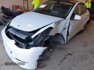 2024 Tesla Model Y Long Range z VIN 7SAYGDEE7RA294649, wystawiony jako IAAI lot #42022150 z przebiegiem 9 110 mil mil oraz . Historia ofert i sprzedaży dostępna na DreamBid. Obrazek 6.