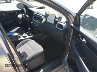 2017 Kia Sorento LX with VIN 5XYPG4A35HG189017, listed as a IAAI auction lot 41829860 with 116,810 mi miles. Bid and sale history available at carsss.com. Image 5.