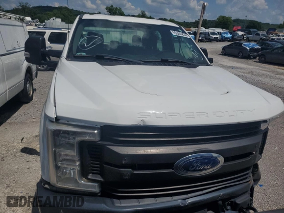 2019 Ford F-250 XL z VIN 1FT7W2B66KEG30444, wystawiony jako Copart lot #59357234 z przebiegiem Nie podano mil oraz Szkoda całkowita • Salvage title. Historia ofert i sprzedaży dostępna na DreamBid. Obrazek 5.