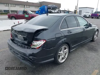 2013 Mercedes-Benz C 250 Sport z VIN WDDGF4HB6DA777055, wystawiony jako IAAI lot #42374146 z przebiegiem 122 060 mil mil oraz . Historia ofert i sprzedaży dostępna na DreamBid. Obrazek 4.