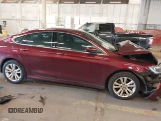 2015 Chrysler 200 Limited z VIN 1C3CCCAB0FN715768, wystawiony jako IAAI lot #42174378 z przebiegiem 130 676 mil mil oraz . Historia ofert i sprzedaży dostępna na DreamBid. Obrazek 12.