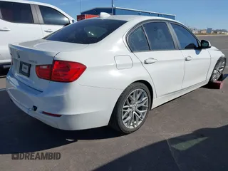 2015 BMW 3 Series 320i xDrive z VIN WBA3C3C55FK202033, wystawiony jako IAAI lot #41763644 z przebiegiem 90 816 mil mil oraz . Historia ofert i sprzedaży dostępna na DreamBid. Obrazek 4.