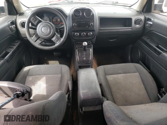 2014 Jeep Patriot Altitude z VIN 1C4NJPBA3ED729546, wystawiony jako Copart lot #52505015 z przebiegiem 202 650 mil mil oraz Szkoda całkowita • Salvage title. Historia ofert i sprzedaży dostępna na DreamBid. Obrazek 8.