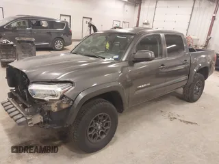 2017 Toyota Tacoma SR5 z VIN 5TFAZ5CN3HX037707, wystawiony jako IAAI lot #41299402 z przebiegiem 82 399 mil mil oraz . Historia ofert i sprzedaży dostępna na DreamBid. Obrazek 2.