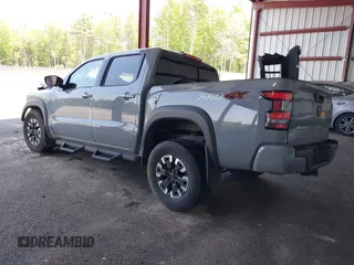 2023 Nissan Frontier SV z VIN 1N6ED1EK0PN673357, wystawiony jako IAAI lot #42420346 z przebiegiem 33 000 mil mil oraz . Historia ofert i sprzedaży dostępna na DreamBid. Obrazek 3.