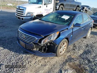 2016 Hyundai Sonata SE with VIN 5NPE24AF1GH333265, listed as a IAAI auction lot 42038162 with 109,346 mi miles and . Bid and sale history available at carsss.com. Image 2.