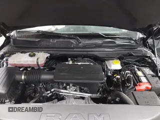 2025 Ram 1500 Big Horn z VIN 1C6RRFFG0SN572588, wystawiony jako IAAI lot #41629079 z przebiegiem 6 675 mil mil oraz . Historia ofert i sprzedaży dostępna na DreamBid. Obrazek 10.