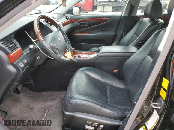2010 Lexus LS 460 z VIN JTHCL5EF9A5008292, wystawiony jako Copart lot #55456485 z przebiegiem 134 182 mil mil oraz Szkoda całkowita • Salvage title. Historia ofert i sprzedaży dostępna na DreamBid. Obrazek 7.