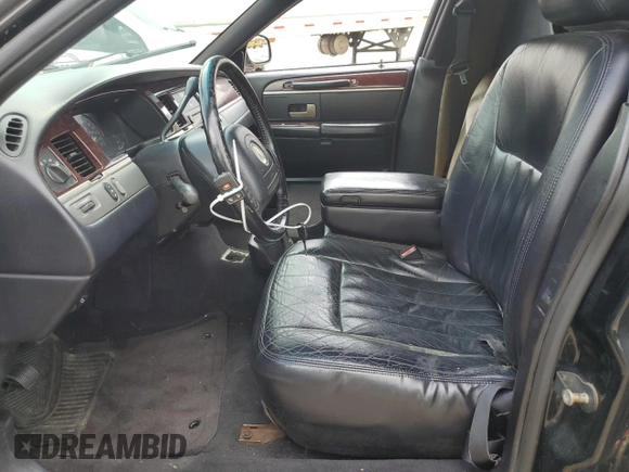 2004 Lincoln Town Car Executive z VIN 1L1FM81W54Y674245, wystawiony jako Copart lot #59638315 z przebiegiem 183 637 mil mil oraz Czysty tytuł • Clean title. Historia ofert i sprzedaży dostępna na DreamBid. Obrazek 7.