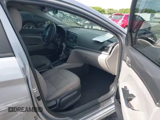 2017 Hyundai Elantra SE z VIN 5NPD74LF6HH126348, wystawiony jako IAAI lot #42362683 z przebiegiem 165 431 mil mil oraz . Historia ofert i sprzedaży dostępna na DreamBid. Obrazek 5.