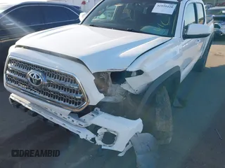 2017 Toyota Tacoma SR5 z VIN 3TMCZ5AN9HM061737, wystawiony jako IAAI lot #41959420 z przebiegiem 86 395 mil mil oraz . Historia ofert i sprzedaży dostępna na DreamBid. Obrazek 6.