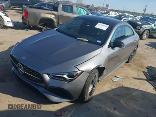 2024 Mercedes-Benz CLA 250 z VIN W1K5J4HB4RN461367, wystawiony jako IAAI lot #41590994 z przebiegiem 6 251 mil mil oraz . Historia ofert i sprzedaży dostępna na DreamBid. Obrazek 2.