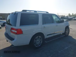 2008 Lincoln Navigator z VIN 5LMFU28538LJ10893, wystawiony jako IAAI lot #42204037 z przebiegiem 138 229 mil mil oraz . Historia ofert i sprzedaży dostępna na DreamBid. Obrazek 4.