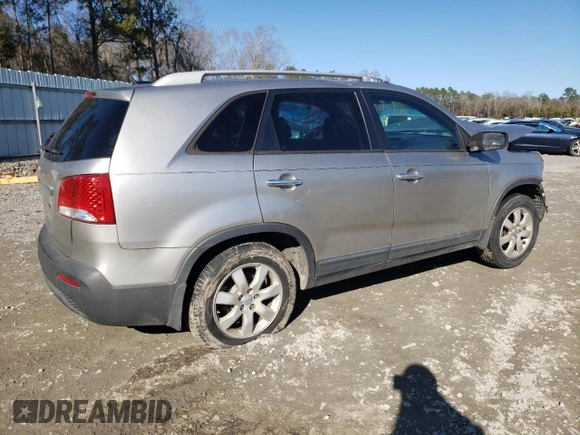 2013 Kia Sorento LX с VIN 5XYKT3A69DG423616, выставлен на аукционе Copart как лот 42883765 с пробегом 207 984 миль миль и Списание • Salvage title. История ставок и продаж доступна на DreamBid. Изображение 3.