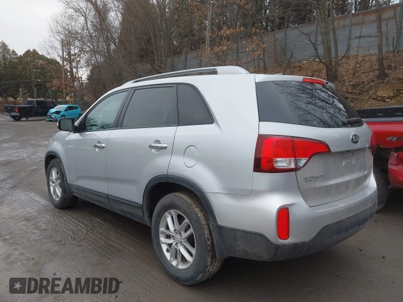 2015 Kia Sorento LX with VIN 5XYKTCA65FG632435, listed as a IAAI auction lot 41663787 with 126,722 mi miles. Bid and sale history available at carsss.com. Image 3.