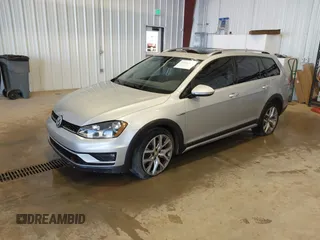 2017 Volkswagen Golf S z VIN 3VWH17AU9HM532332, wystawiony jako IAAI lot #41996360 z przebiegiem 105 854 mil mil oraz . Historia ofert i sprzedaży dostępna na DreamBid. Obrazek 2.
