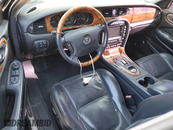 2005 Jaguar XJ Vanden Plas z VIN SAJWA82C05SG47513, wystawiony jako Copart lot #75428654 z przebiegiem 157 442 mil mil oraz Szkoda całkowita • Salvage title. Historia ofert i sprzedaży dostępna na DreamBid. Obrazek 8.