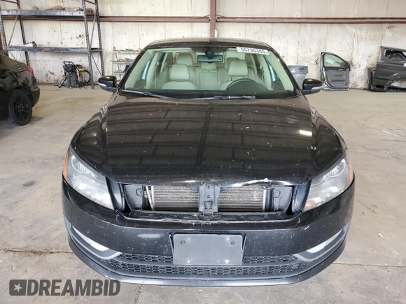 2013 Volkswagen Passat SEL Premium z VIN 1VWCH7A32DC046888, wystawiony jako Copart lot #55735385 z przebiegiem 265 379 mil mil oraz Czysty tytuł • Clean title. Historia ofert i sprzedaży dostępna na DreamBid. Obrazek 5.