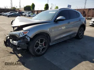 2018 Alfa Romeo Stelvio Sport z VIN ZASFAKPN6J7B95686, wystawiony jako Copart lot #54793695 z przebiegiem 53 894 mil mil oraz Szkody całkowita. Historia ofert i sprzedaży dostępna na DreamBid. Obrazek 1.
