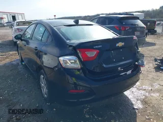 2017 Chevrolet Cruze LS z VIN 1G1BC5SM3H7117757, wystawiony jako IAAI lot #41870272 z przebiegiem 138 949 mil mil oraz . Historia ofert i sprzedaży dostępna na DreamBid. Obrazek 3.