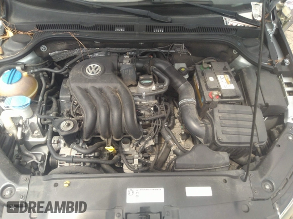 2014 Volkswagen Jetta S z VIN 3VW2K7AJXEM355536, wystawiony jako IAAI lot #37320896 z przebiegiem 129 450 mil mil oraz . Historia ofert i sprzedaży dostępna na DreamBid. Obrazek 10.