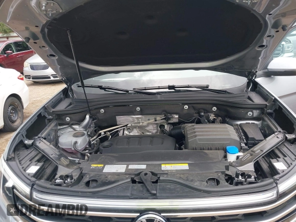 2025 Volkswagen Atlas SE z VIN 1V2HR2CA8SC531486, wystawiony jako IAAI lot #42508906 z przebiegiem 10 565 mil mil oraz . Historia ofert i sprzedaży dostępna na DreamBid. Obrazek 10.