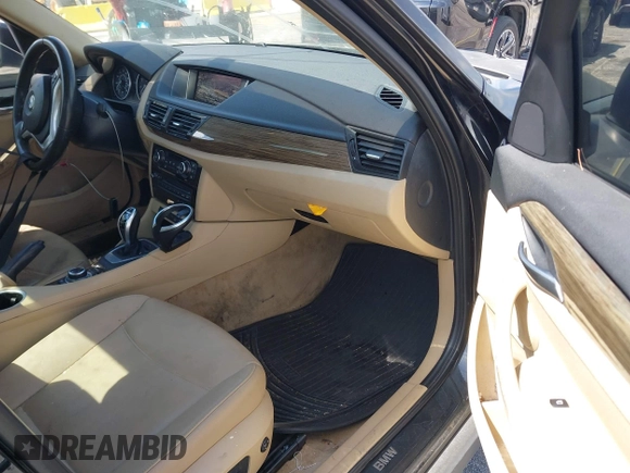 2013 BMW X1 28i z VIN WBAVM1C55DVW43523, wystawiony jako IAAI lot #42099204 z przebiegiem 108 566 mil mil oraz . Historia ofert i sprzedaży dostępna na DreamBid. Obrazek 5.