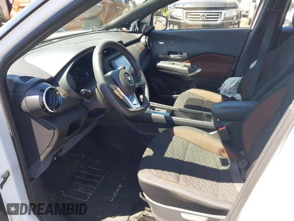 2021 Nissan Kicks SR z VIN 3N1CP5DV2ML563428, wystawiony jako IAAI lot #41658351 z przebiegiem 16 354 mil mil oraz . Historia ofert i sprzedaży dostępna na DreamBid. Obrazek 5.