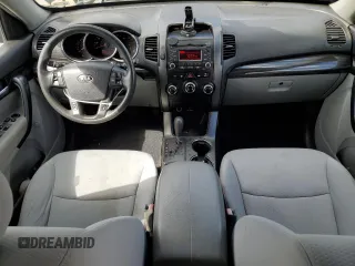 2013 Kia Sorento LX с VIN 5XYKT4A28DG421648, выставлен на аукционе Copart как лот 55887275 с пробегом 173 113 миль миль и Списание • Salvage title. История ставок и продаж доступна на DreamBid. Изображение 8.