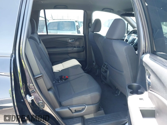 2021 Honda Passport Sport z VIN 5FNYF8H21MB038592, wystawiony jako IAAI lot #41955838 z przebiegiem 31 844 mil mil oraz . Historia ofert i sprzedaży dostępna na DreamBid. Obrazek 8.