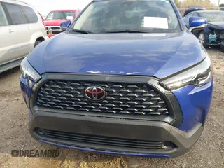 2022 Toyota Corolla Cross LE z VIN 7MUCAAAG6NV018136, wystawiony jako IAAI lot #41863545 z przebiegiem 40 239 mil mil oraz . Historia ofert i sprzedaży dostępna na DreamBid. Obrazek 12.