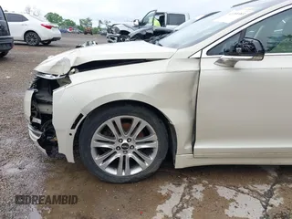 2014 Lincoln MKZ z VIN 3LN6L2G95ER808560, wystawiony jako IAAI lot #42288383 z przebiegiem 97 298 mil mil oraz . Historia ofert i sprzedaży dostępna na DreamBid. Obrazek 18.