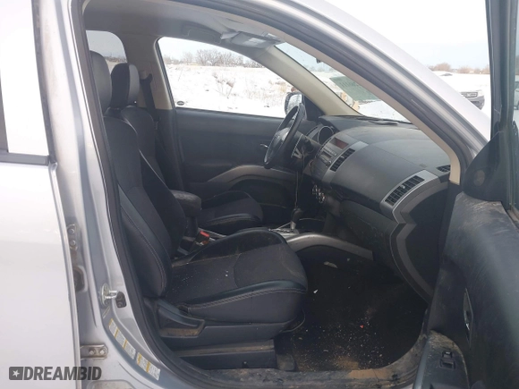 2013 Mitsubishi Outlander SE with VIN JA4JT3AW6DU020908, listed as a IAAI auction lot 41266111 with 193,967 mi miles. Bid and sale history available at carsss.com. Image 5.