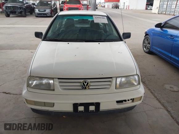 1998 Volkswagen Jetta z VIN 3VWRB81H5WM156431, wystawiony jako IAAI lot #42042282 z przebiegiem 92 995 mil mil oraz . Historia ofert i sprzedaży dostępna na DreamBid. Obrazek 6.