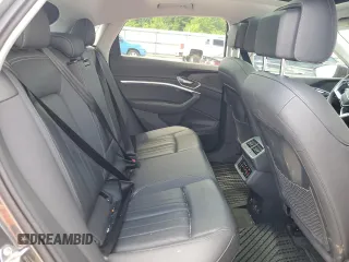 2021 Audi e-tron Sportback S line Premium Plus z VIN WA12AAGE1MB039861, wystawiony jako Copart lot #54864445 z przebiegiem 22 725 mil mil oraz Szkody całkowita. Historia ofert i sprzedaży dostępna na DreamBid. Obrazek 10.