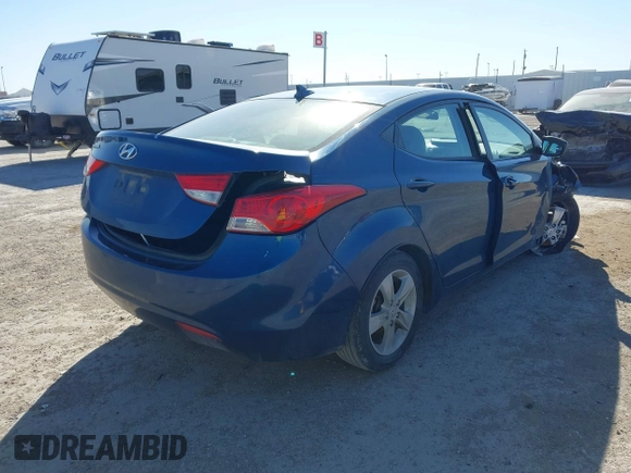 2013 Hyundai Elantra GLS z VIN KMHDH4AE8DU959958, wystawiony jako IAAI lot #41390078 z przebiegiem 123 731 mil mil oraz . Historia ofert i sprzedaży dostępna na DreamBid. Obrazek 4.