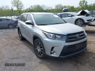 2017 Toyota Highlander XLE z VIN 5TDJZRFHXHS475613, wystawiony jako IAAI lot #42151099 z przebiegiem Nie podano mil oraz . Historia ofert i sprzedaży dostępna na DreamBid. Obrazek 1.